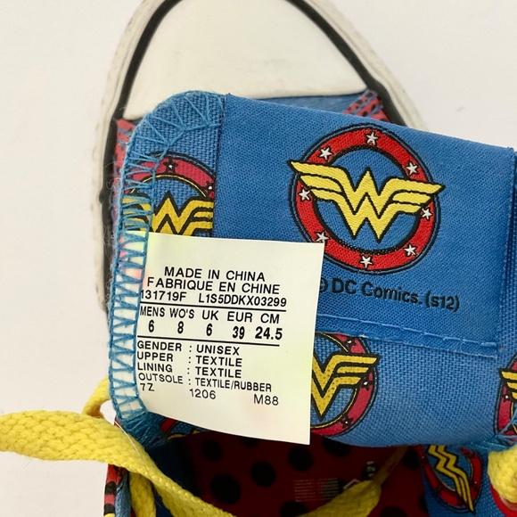 Converse All Star DC Comics Wonder Woman Low Top Style 131719F Size 8 WMN/6MEN - Picture 3 of 7